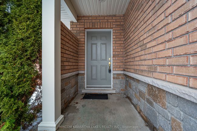 7 Village Cres, Condo with 3 bedrooms, 3 bathrooms and 1 parking in Peterborough ON | Image 5