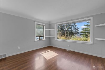 6812 Lake Washington Boulevard Se, House other with 3 bedrooms, 1 bathrooms and 1 parking in Newcastle WA | Image 2