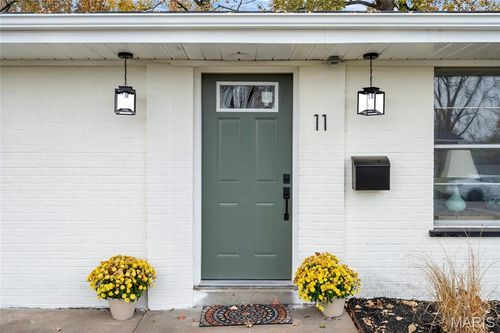 11 Hazelwood Ln, Hazelwood, MO, 63042-2711 | Card Image