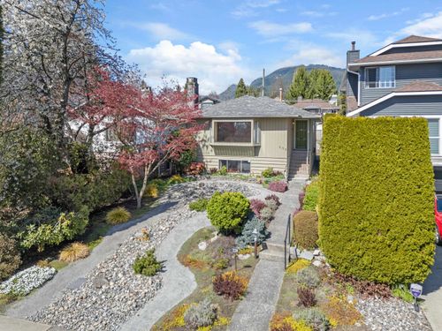 228 W 27 Th Street, House other with 5 bedrooms, 2 bathrooms and 1 parking in North Vancouver BC | Card Image