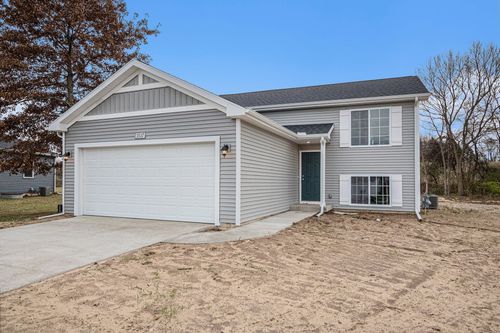587 River Oaks Dr, Watervliet, MI, 49098 | Card Image