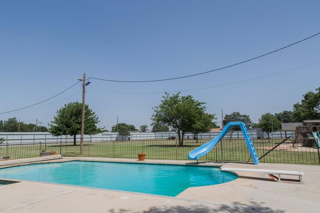 1308 W 24 Th St, House other with 4 bedrooms, 3 bathrooms and null parking in Plainview TX | Image 7
