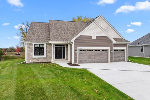 W251N2367 Valleyview Circle, Pewaukee, WI, 53072 | Card Image