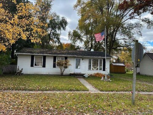 829 Brady St, Chesaning, MI, 48616-1059 | Card Image