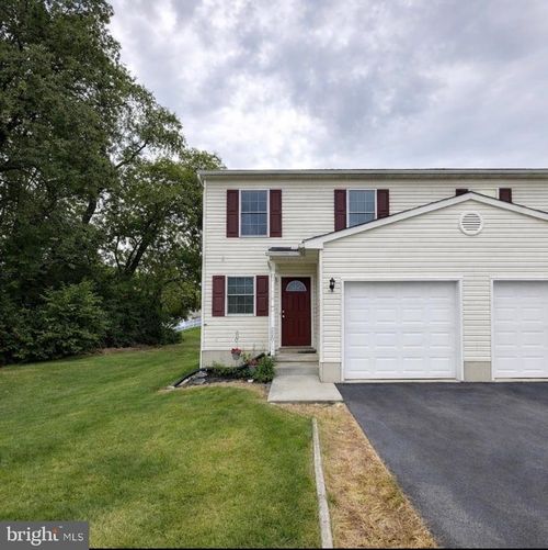 220 Red Cedar Ln, MARIETTA, PA, 17547-9410 | Card Image