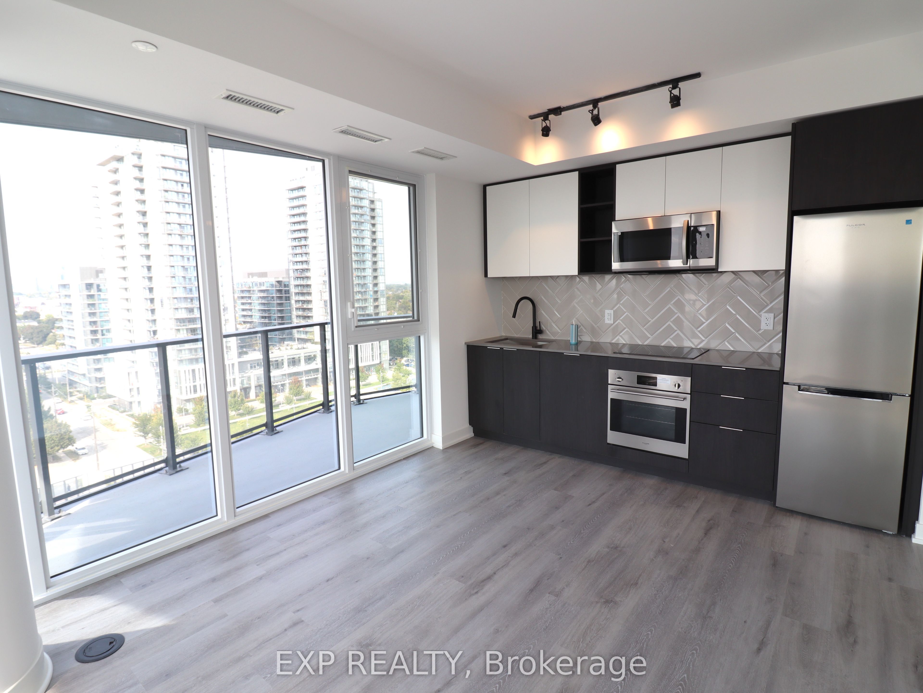 Residential Lease in Toronto W08