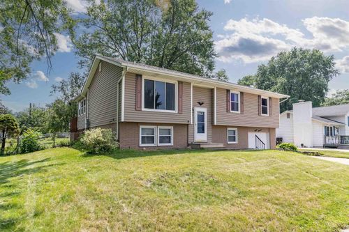811 Lilac Ln, Cedar Falls, IA, 50613-5335 | Card Image