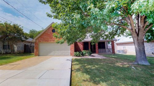 821 Meadowdale Rd, Arlington, TX, 76017-6415 | Card Image