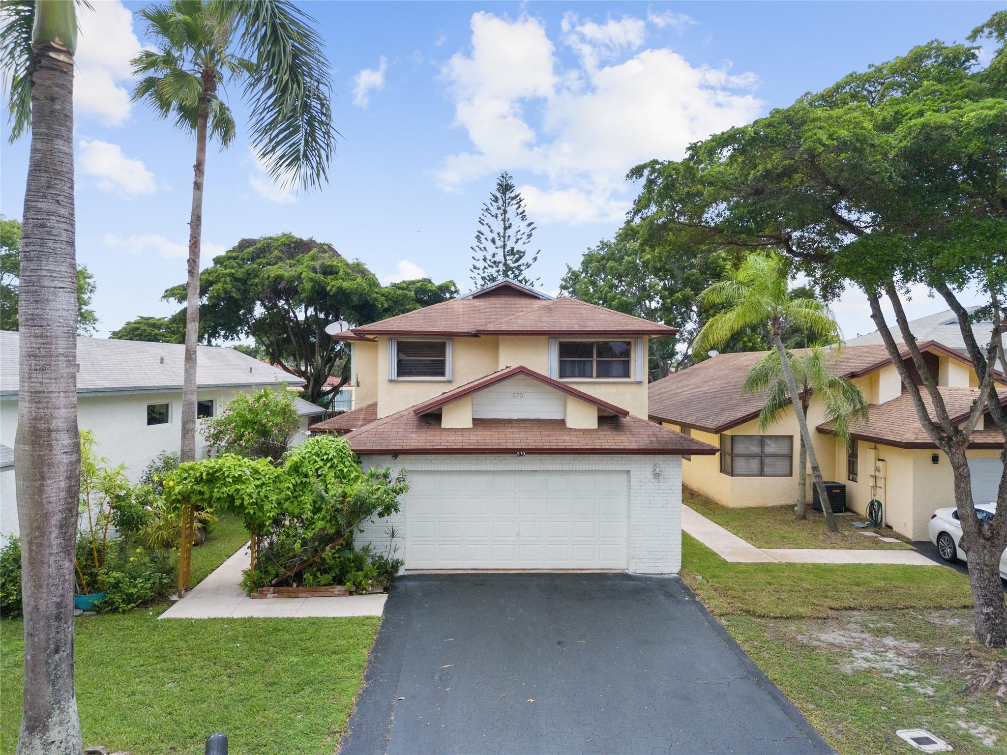 Lakeside Cir, Sunrise, FL 33326