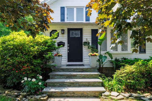 30 Nassau Blvd, Malverne, NY, 11565-2318 | Card Image