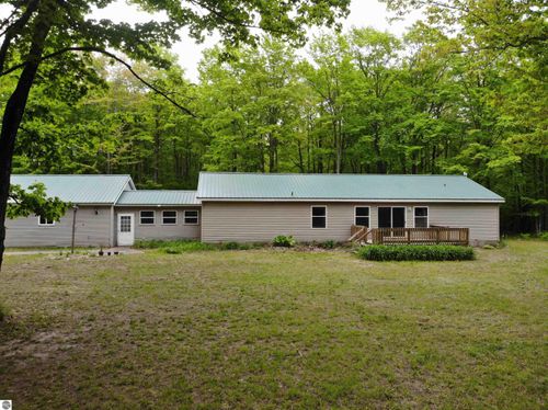 135 Montgomery Rd Sw, South Boardman, MI, 49680-9583 | Card Image