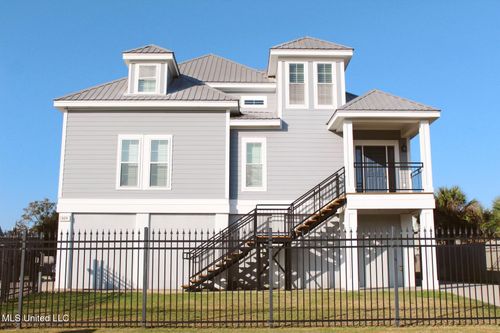 819 Country Club Dr, Pascagoula, MS, 39567-1443 | Card Image