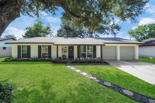 330 Hurstgreen Ln, Alvin, TX, 77511-4918 | Card Image