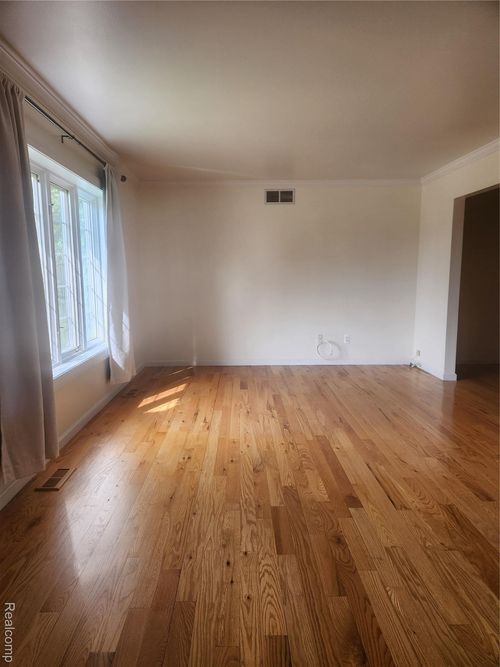 30462 Westmore Dr, Madison Heights, MI, 48071-5906 | Card Image