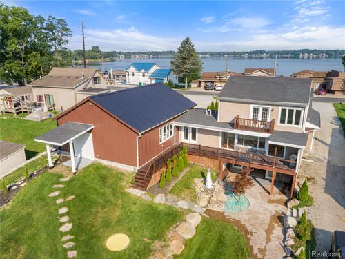 424 E Shore Dr, Whitmore Lake, MI, 48189-9412 | Card Image