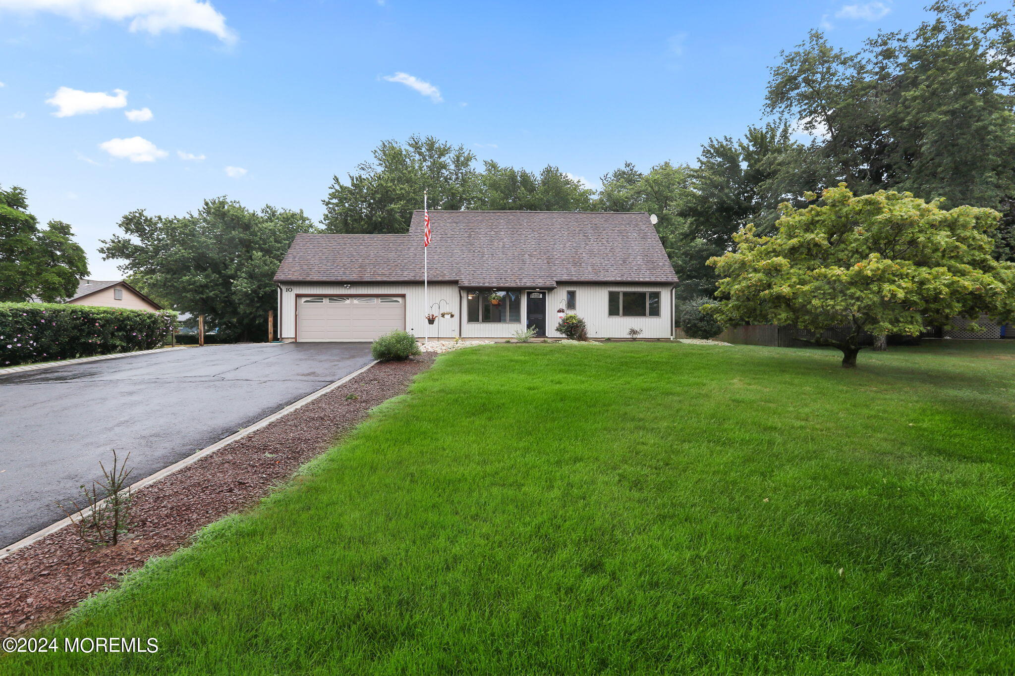 Summit Ave, Manalapan, NJ 07726