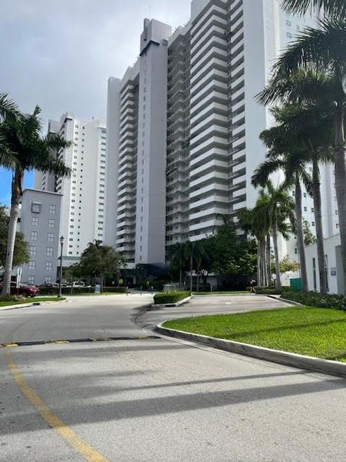 apt-808-14951 Royal Oaks Ln, North Miami, FL, 33181-2477 | Card Image