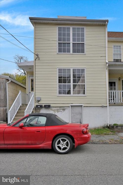 53 N Railroad Ave, FRACKVILLE, PA, 17931-1412 | Card Image