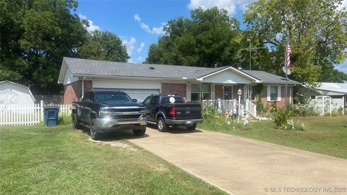 808 W 5th St, Skiatook, OK, 74070-1319 | Card Image