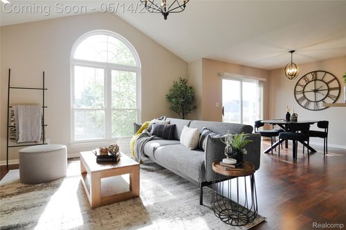 12201 Chesapeake Cir, Walled Lake, MI, 48390-5907 | Card Image