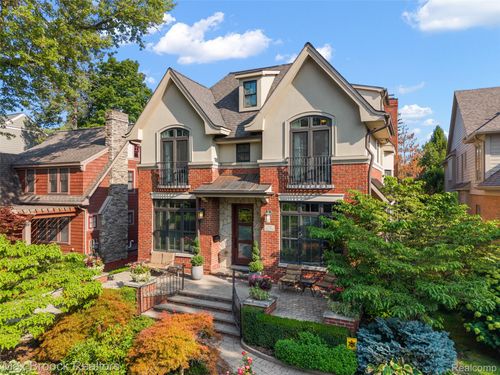 698 Hanna St, Birmingham, MI, 48009-1618 | Card Image