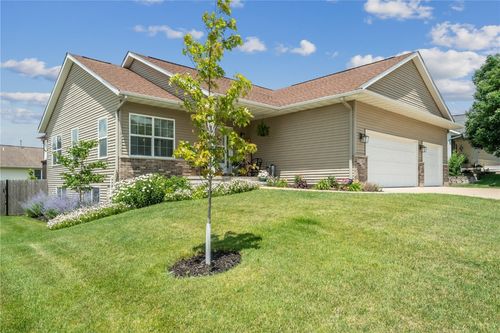 1402 Wolf Dr Nw, Cedar Rapids, IA, 52405-7045 | Card Image
