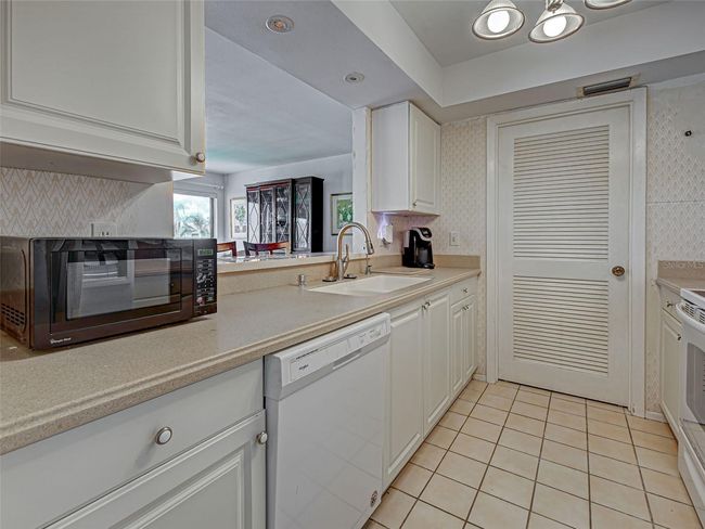 APT-235 - 800 Capri Isles Blvd, Condo with 2 bedrooms, 2 bathrooms and null parking in Venice FL | Image 17
