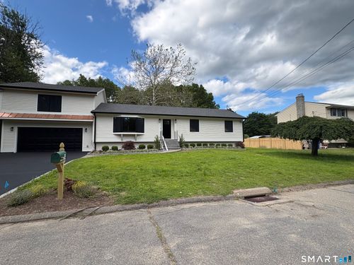 33 Manor Dr, Trumbull, CT, 06611-3924 | Card Image