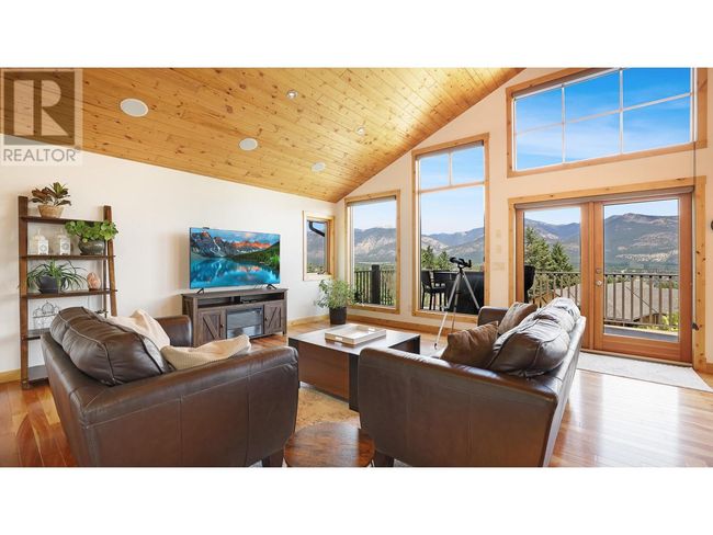1910 Pineridge Dr, House other with 5 bedrooms, 3 bathrooms and 23 parking in Invermere BC | Image 9