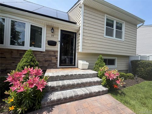 19 Fleetwood Ave, Melville, NY, 11747-1557 | Card Image