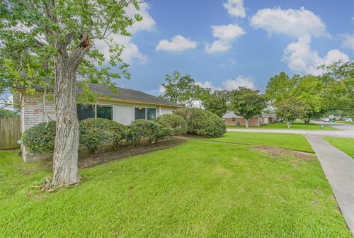 1749 Dolphin Dr, Seabrook, TX, 77586-2955 | Card Image