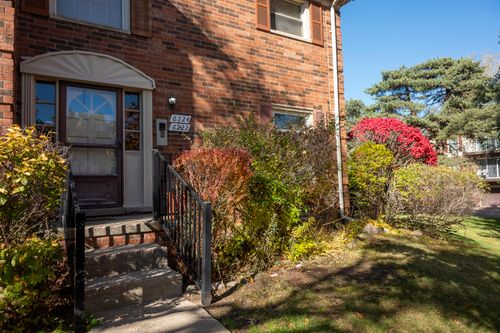 6222 Pepper Hill St, West Bloomfield, MI, 48322-2301 | Card Image