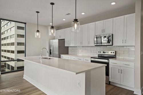 314-327 W Summit Hill Dr, Knoxville, TN, 37902-2358 | Card Image