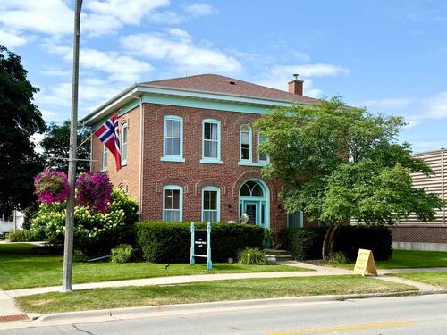 309 E Water St, Decorah, IA, 52101-1921 | Card Image
