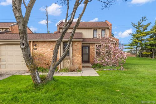 2905 Moon Lake Dr, West Bloomfield, MI, 48323-1843 | Card Image
