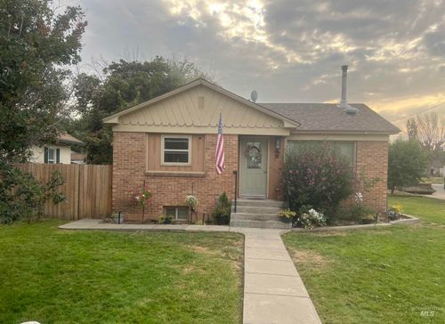 1203 Idaho St, Gooding, ID, 83330-1742 | Card Image
