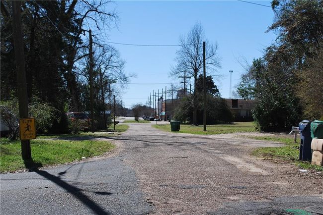 203 E Elm St, Home with 2 bedrooms, 1 bathrooms and null parking in Winnfield LA | Image 6