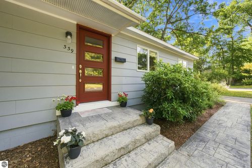 339 Huron St, Traverse City, MI, 49686-3027 | Card Image