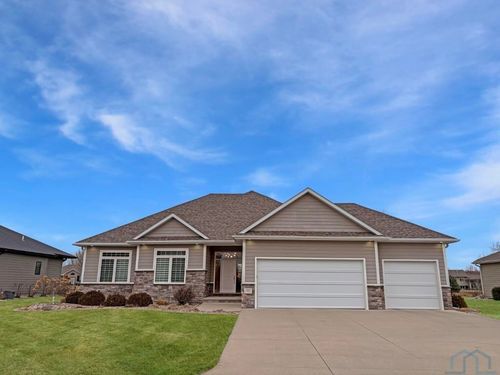 565 E Pinehurst Trl, Dakota Dunes, SD, 57049-5472 | Card Image