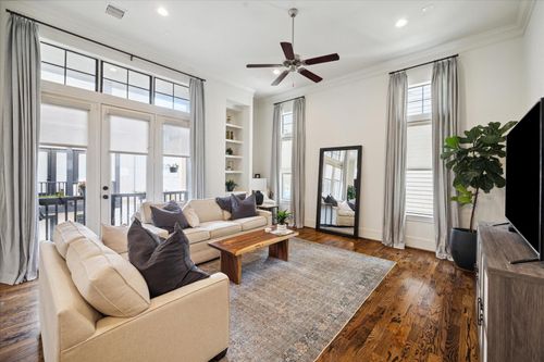 3225 Maxroy St, Houston, TX, 77008-6222 | Card Image