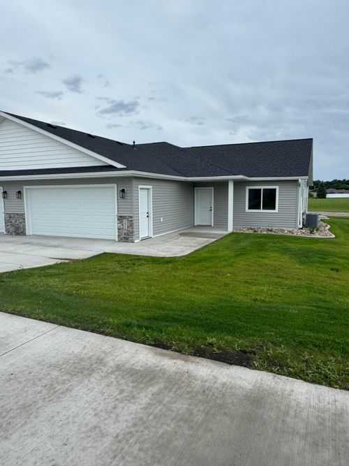 1055 Village Ln, Detroit Lakes, MN, 56501-2864 | Card Image