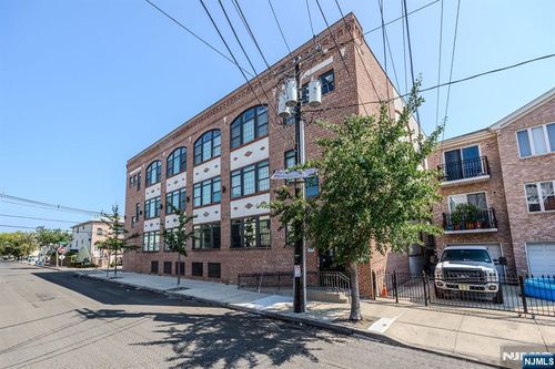 88 Saint Francis St, Newark, NJ, 07105-3586 | Card Image