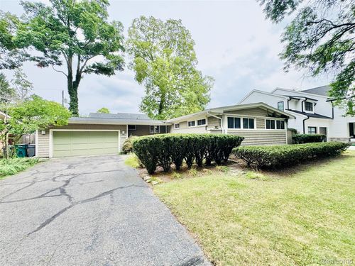995 Woodlea St, Birmingham, MI, 48009-2958 | Card Image