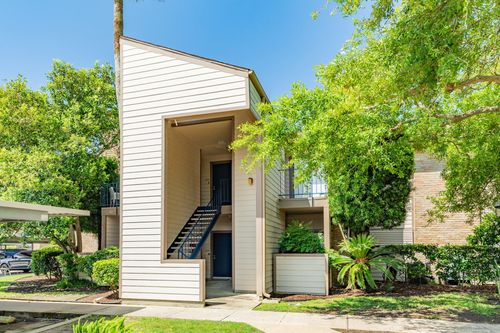 7098 N Holiday Dr, Galveston, TX, 77550-3031 | Card Image