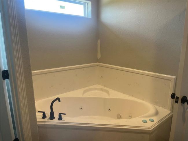 643 Longhorn Trl, House other with 4 bedrooms, 2 bathrooms and 2 parking in Angleton TX | Image 9