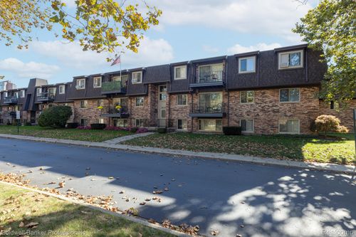 425 Riviera Dr, Saint Clair Shores, MI, 48080-1544 | Card Image