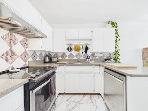 18-1318 Brunette Ave, Coquitlam, BC, V3K6R1 | Card Image