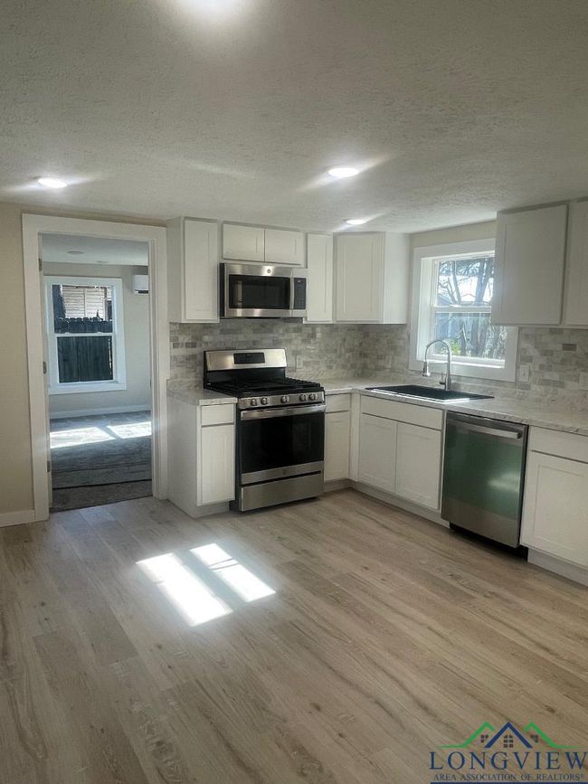 338 E Peters St, House other with 3 bedrooms, 2 bathrooms and null parking in De Kalb TX | Image 13
