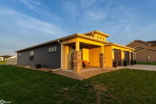 2018 Spaulding Ln, Grinnell, IA, 50112-4720 | Card Image