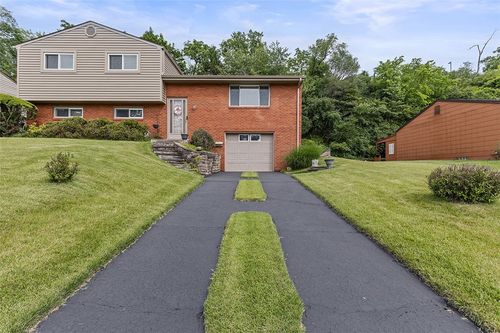 560 Arbor Ln, Pleasant Hills, PA, 15236-4129 | Card Image